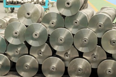 Yeni motor krank mili. Yedek parça.