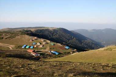 Türk Karadeniz Platosu. Çiftlik evleri ve güzel doğa..