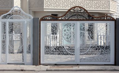 Modern villanın beyaz dövmeli demir kapısı