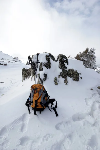 旅游背包 警棍和白雪覆盖的高山 — 图库照片