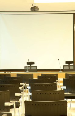 Toplantı odasındayım. Boş konferans odası.