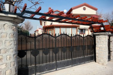 Konağın dekoratif dökme demir kapısı