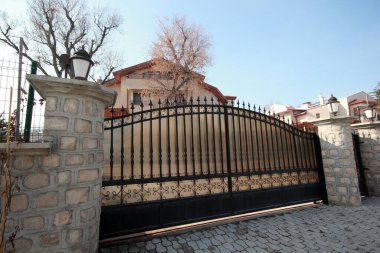 Konağın dekoratif dökme demir kapısı