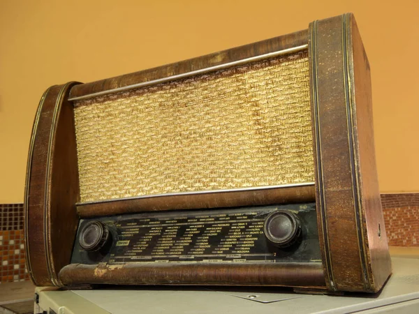 Old Fashioned Wooden Radio Receiver — Stock Photo, Image