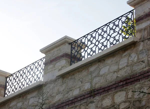 Steinmauer Und Schmiedeeisen — Stockfoto