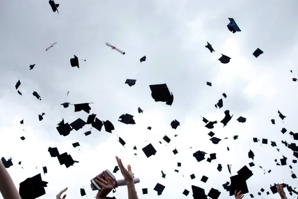 Universitetsexamen Ceremoni Mössor Flyger Luften — Stockfoto