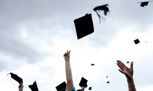 Τελετή Αποφοίτησης Πανεπιστημίου Καπέλα Που Πετούν Στον Αέρα — Φωτογραφία Αρχείου