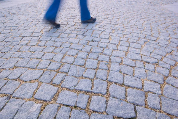 Cobblestone Och Vandrande Kvinna — Stockfoto