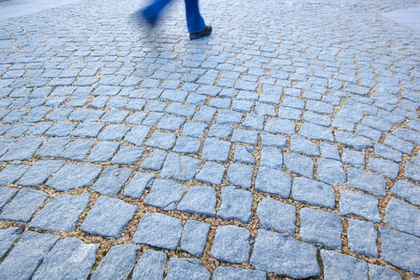 Cobblestone Una Mujer Caminando — Foto de Stock