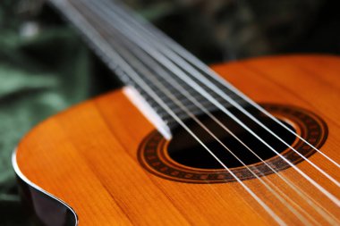 Yakın çekim doğal ahşap akustik gitar