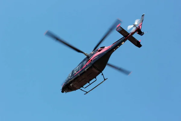 Siyah Ticari Helikopter Uçuyor — Stok fotoğraf