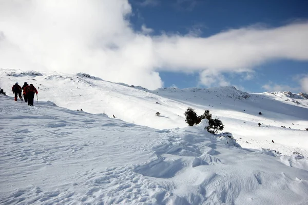 山の雪に覆われた山を歩く登山者のグループ — ストック写真