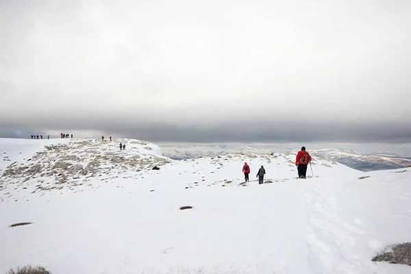 山の雪に覆われた山を歩く登山者のグループ — ストック写真