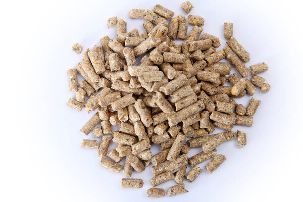 Куча комбинированных кормовых гранул, изолированных на белом. Корм для животных.