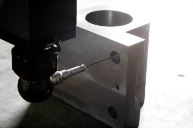 CMM ölçümü. Kalite kontrol ölçüm sondası.
