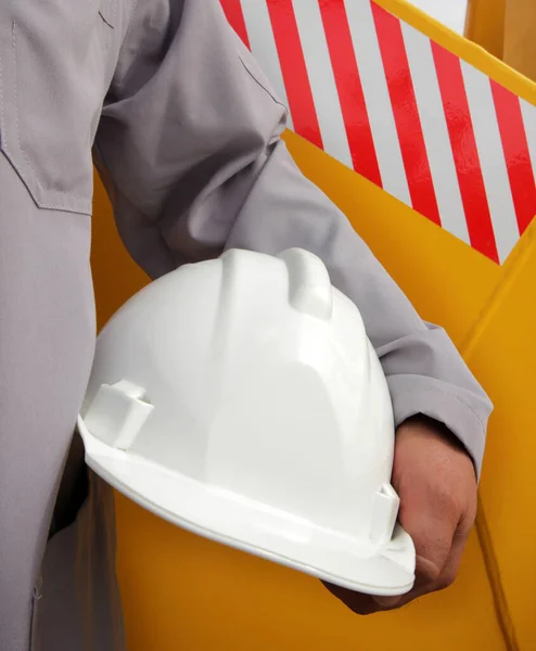 Homem Segurando Capacete Branco Perto — Fotografia de Stock