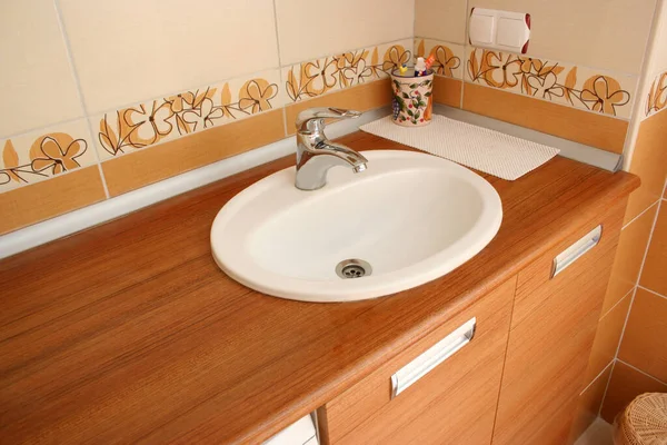 Lavabo Baño Limpio Con Cajones Madera —  Fotos de Stock