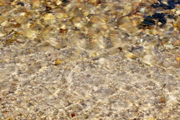 Água Limpa Que Flui Através Dos Seixos Riacho — Fotografia de Stock