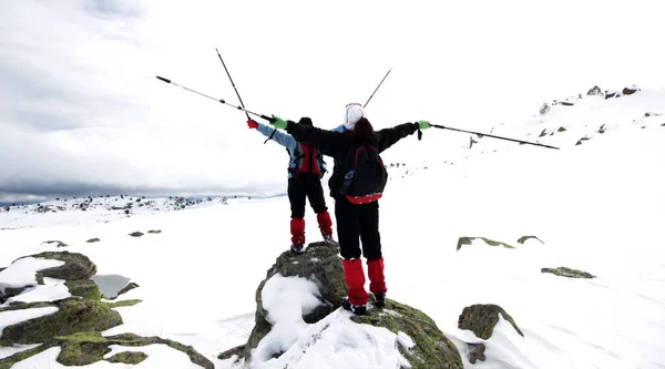 冬季运动快乐的两位登山者 — 图库照片