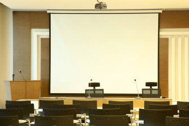 Toplantı odasındayım. Boş konferans odası.