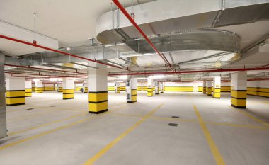 boş ve kapalı yeraltı garajı