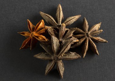 yıldız anason siyah arka plan üzerine.