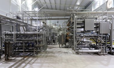 Süt ürünleri fabrikasının içinde. Gıda işleme tesisi.