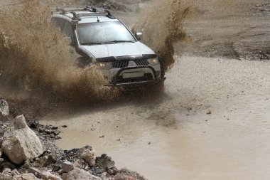 Off-road yarışı. Kamyonet çamura batıyor..