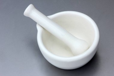 Renkli arkaplanda beyaz harç ve tokmak