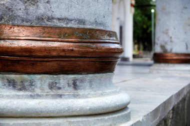 mermer sütunlar eski binaları kapatıyor