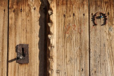 At nalı ve nazar boncuğu eski ahşap kapıda.
