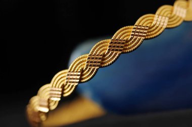 Mavi akik taşında altın bilezik