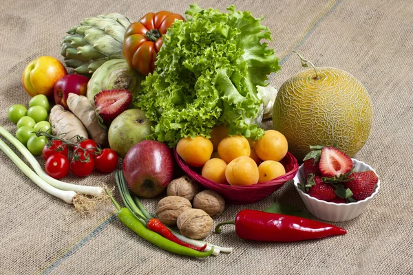 Blandade Färska Grönsaker Och Frukter — Stockfoto