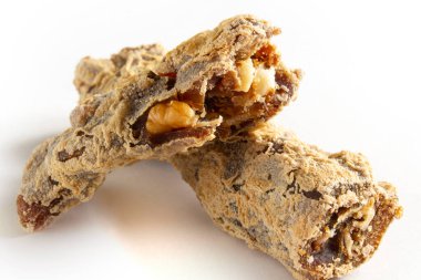 Nişasta üzümlü pekmeze batırılmış bir ipte ceviz. Kilise kilisesi. Ceviz sujuk.