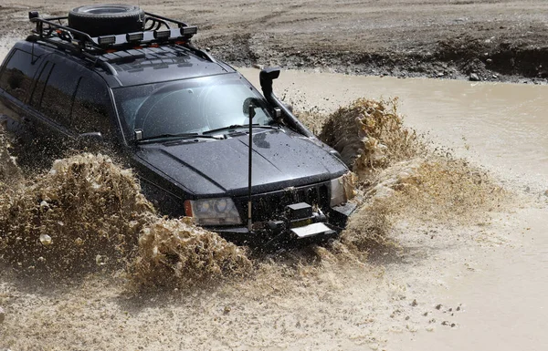 Jeep Στη Λάσπη Εκτός Δρόμου Αγωνιστικά — Φωτογραφία Αρχείου