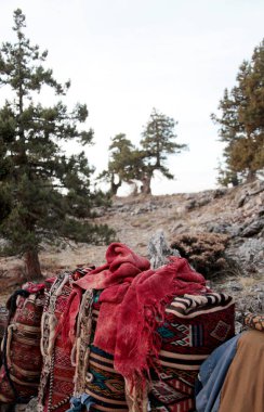  Göçebeler tarafından kullanılan el yapımı yün çuvalları.