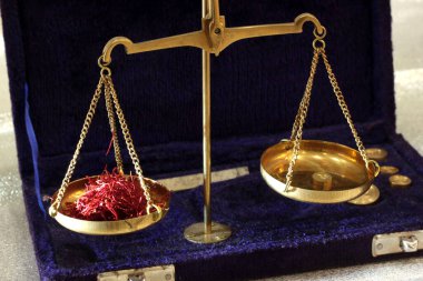 Değerli safran küçük ölçekli