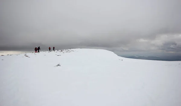 Grupo Montañistas Caminando Por Las Montañas Cubiertas Nieve — Foto de Stock