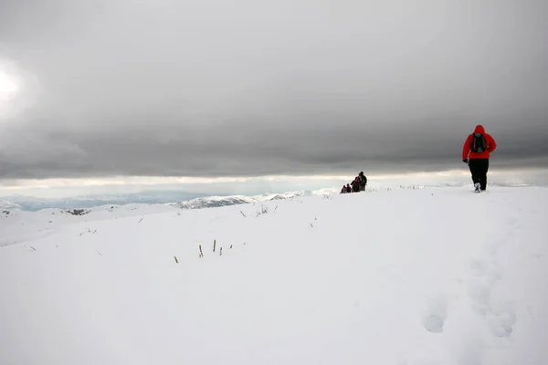 Grupo Montanhistas Caminhando Pelas Montanhas Cobertas Neve — Fotografia de Stock