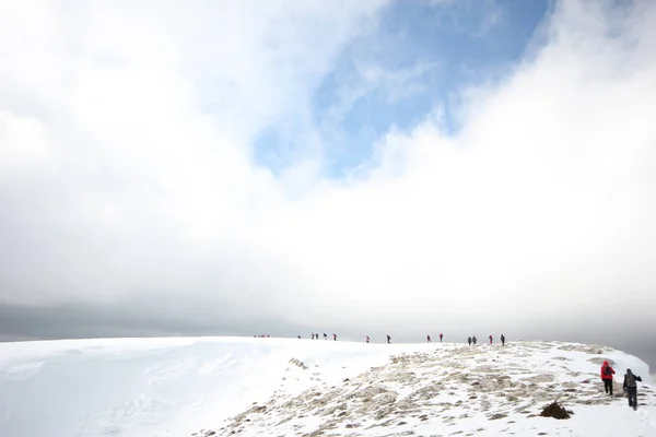 Grupo Montañistas Caminando Por Las Montañas Cubiertas Nieve — Foto de Stock