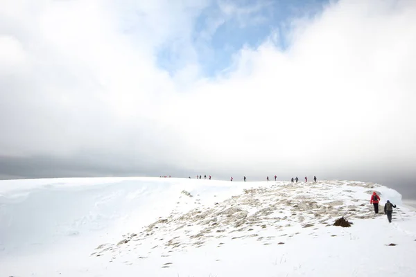 Grupo Montañistas Caminando Por Las Montañas Cubiertas Nieve — Foto de Stock