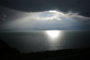 göl ve gün batımı