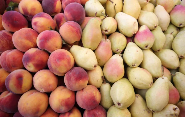 Peaches and pears — Stock Photo, Image