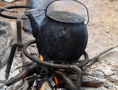 çaydanlığı ateşe