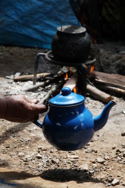 çaydanlığı ateşe