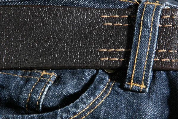 Blaue Jeans und Ledergürtel — Stockfoto