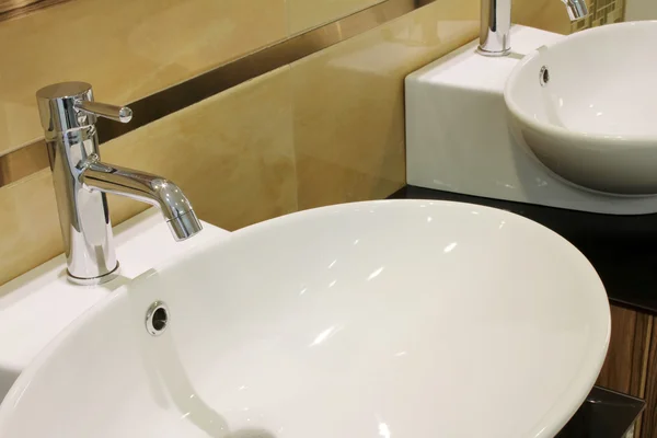 Moderní kohoutek v koupelně — Stock fotografie