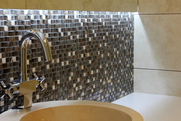 Modern banyo musluğu