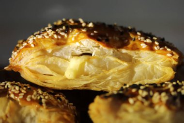 Fırında Puf böreği. Susamlı ve peynirli taze pasta..