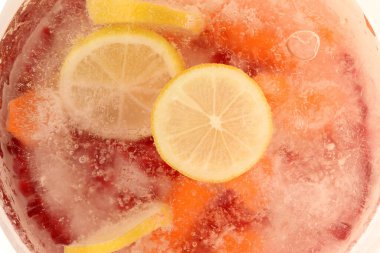 Buzlu limon dilimleri.